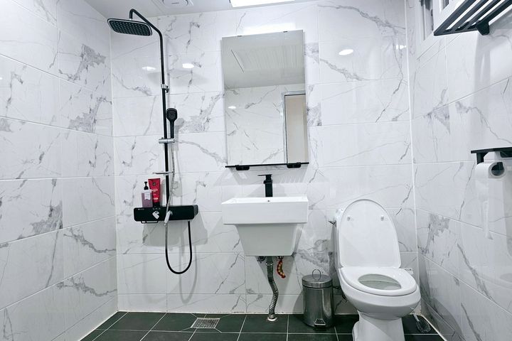 Clean, fully-equipped house 5th image