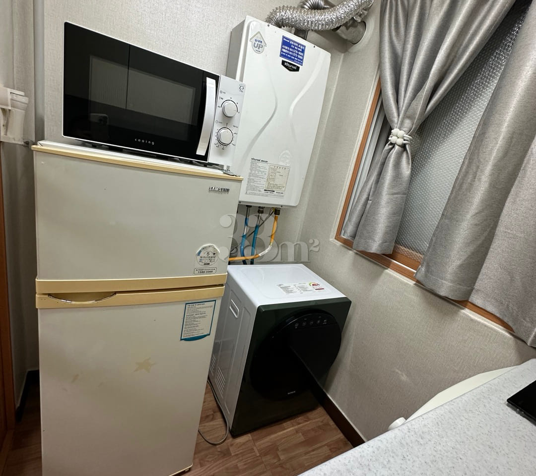 Clean, fully furnished room B in front of Bye 6th image