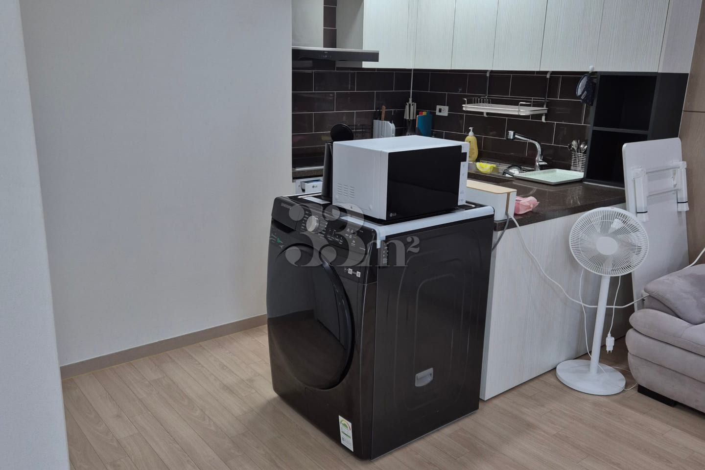 1.5-room unit with a spacious living room and 1th image