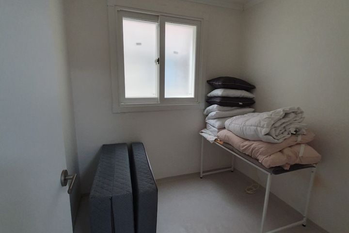 Neat and cozy, just like an apartment. 3th image