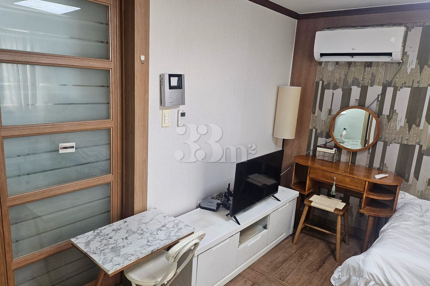 It is a studio apartment with a kitchen. 2th image