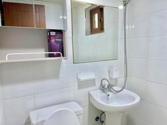 Quadruple Room with 2 Queen Beds 9th image