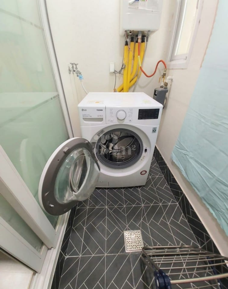 Fully furnished, prime location right next to 9th image