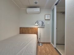 Fully furnished, renovated, 5th floor with el 0th image