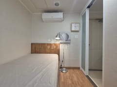 Fully furnished, renovated, 5th floor with el 0th image