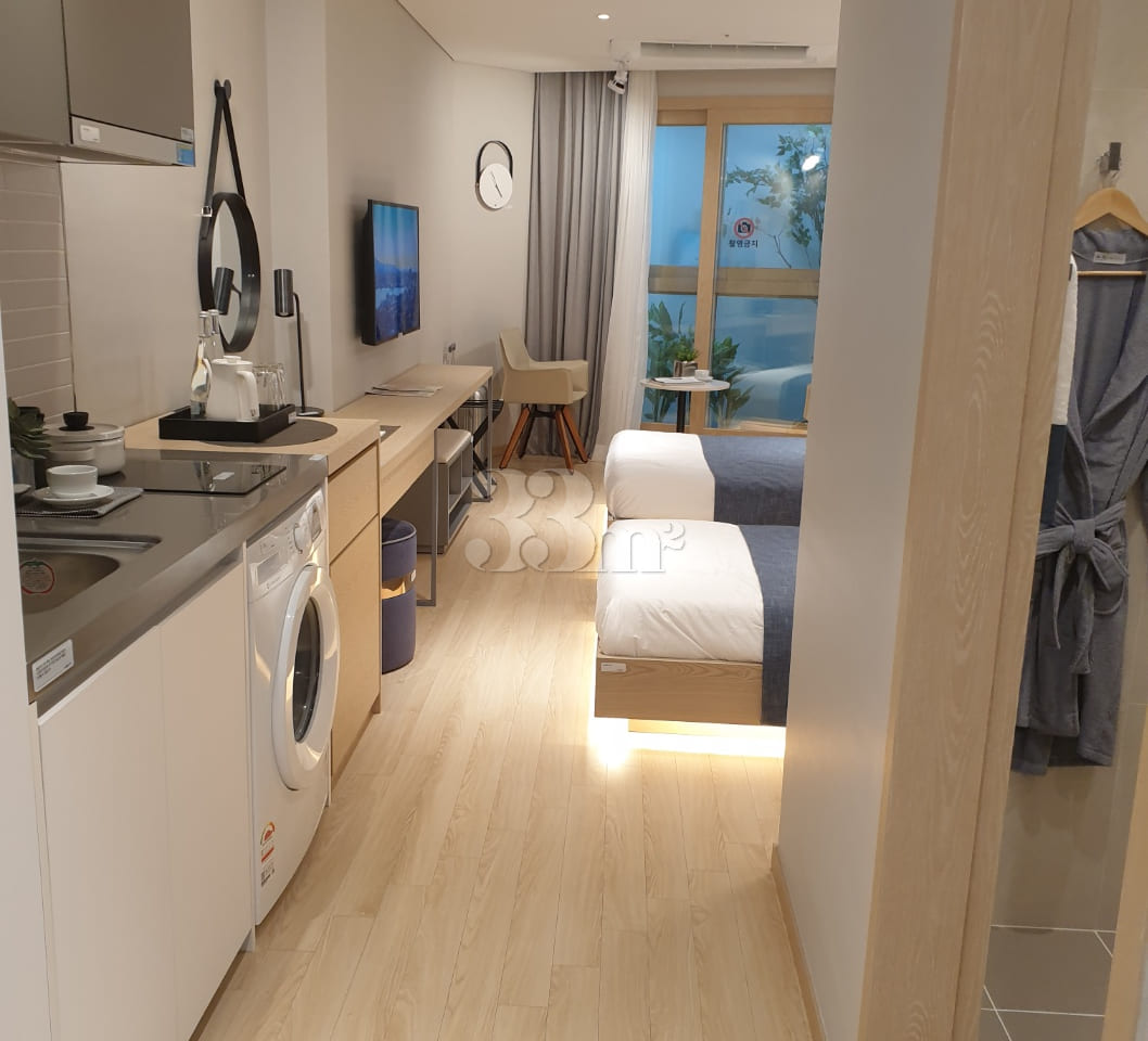 Top-floor hotel-style studio with a view of C 2th image