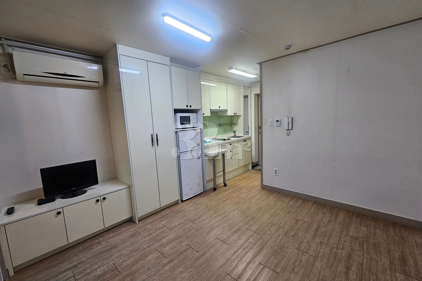 Studio Apartment 403 0th image