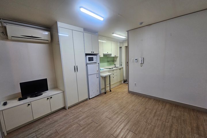 Room 304 0th image