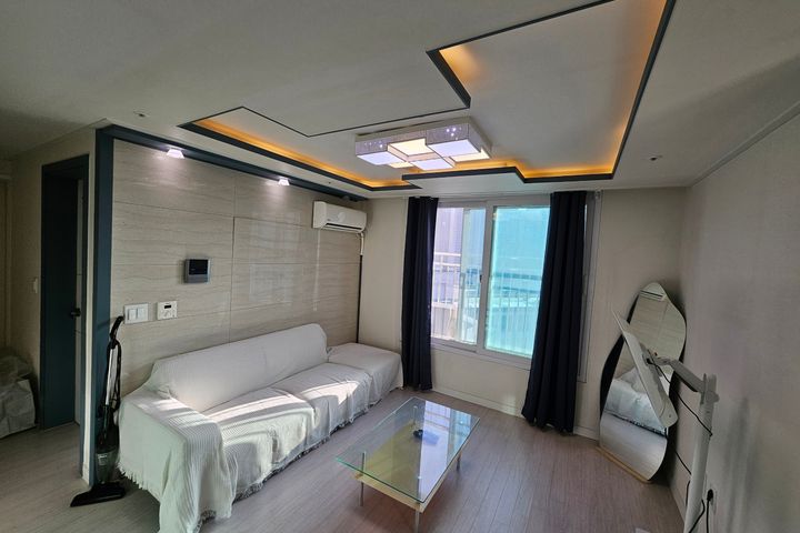 Doksan-dong Bright Two-Room Apartment, Parkin 1th image