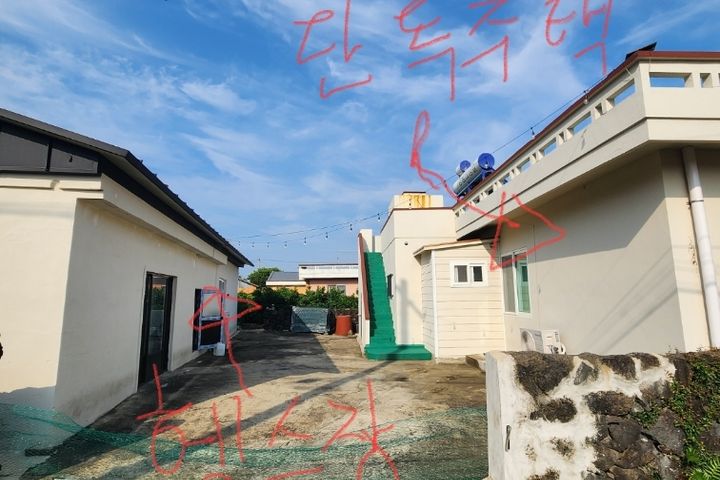Seogwipo Private Villa with Whirlpool and Gym 4th image