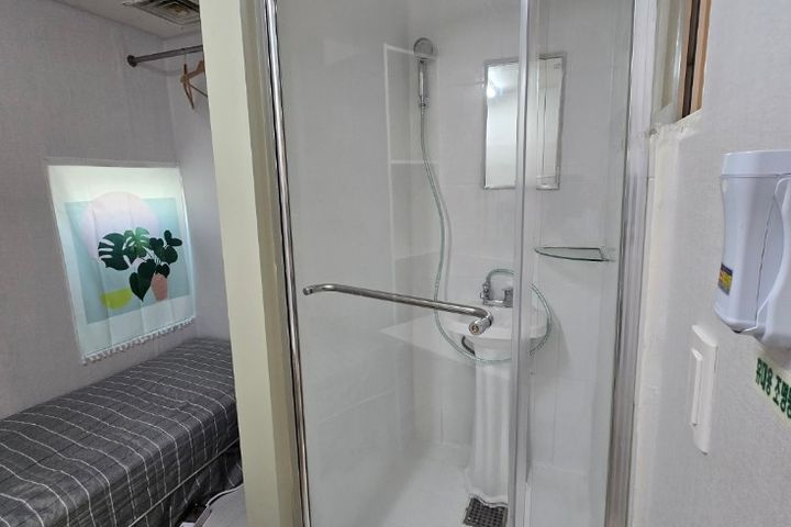 Clean shower room 4th image