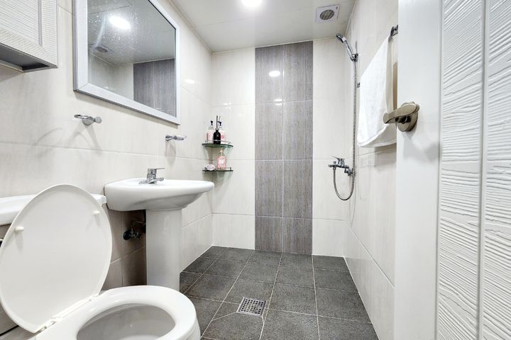 Three-room apartment in the prime location of 12th image