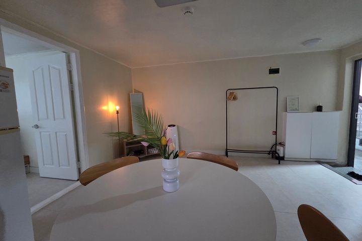 Clean, modern house. 2th image