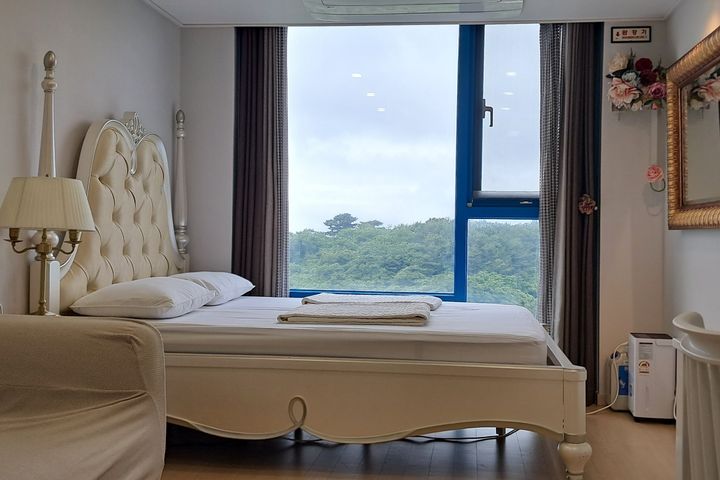 Sunny room in Seogwipo 0th image