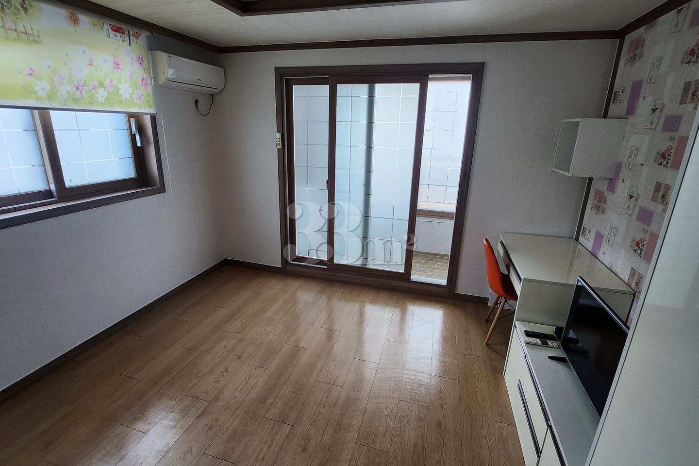 Spacious 1.5-room, quiet, free parking 1th image