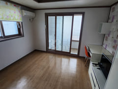 Spacious 1.5-room, quiet, free parking 1th image
