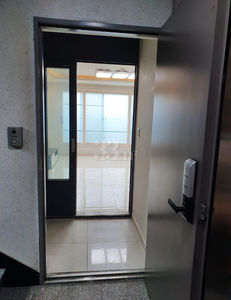 Clean and conveniently located (302) 3th image