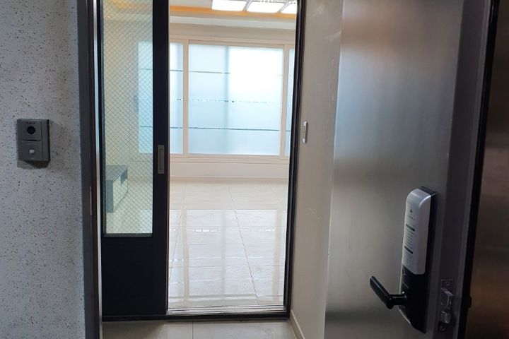 Clean and conveniently located (302) 3th image