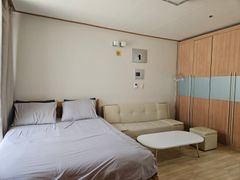 5 minutes from Gasan Station. Room with a ter 16th image