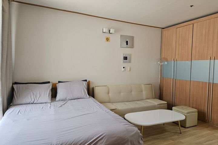 5 minutes from Gasan Station. Room with a ter 16th image