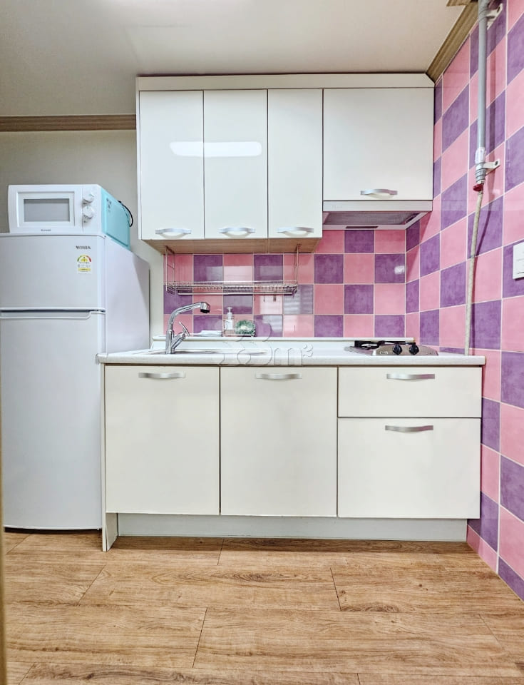 Fully furnished studio apartment near City Ha 5th image