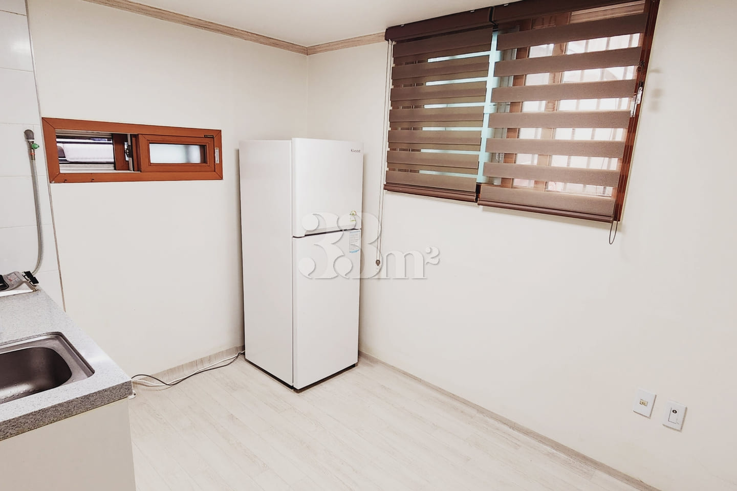 Fully furnished studio (Unit 4) with parking  9th image