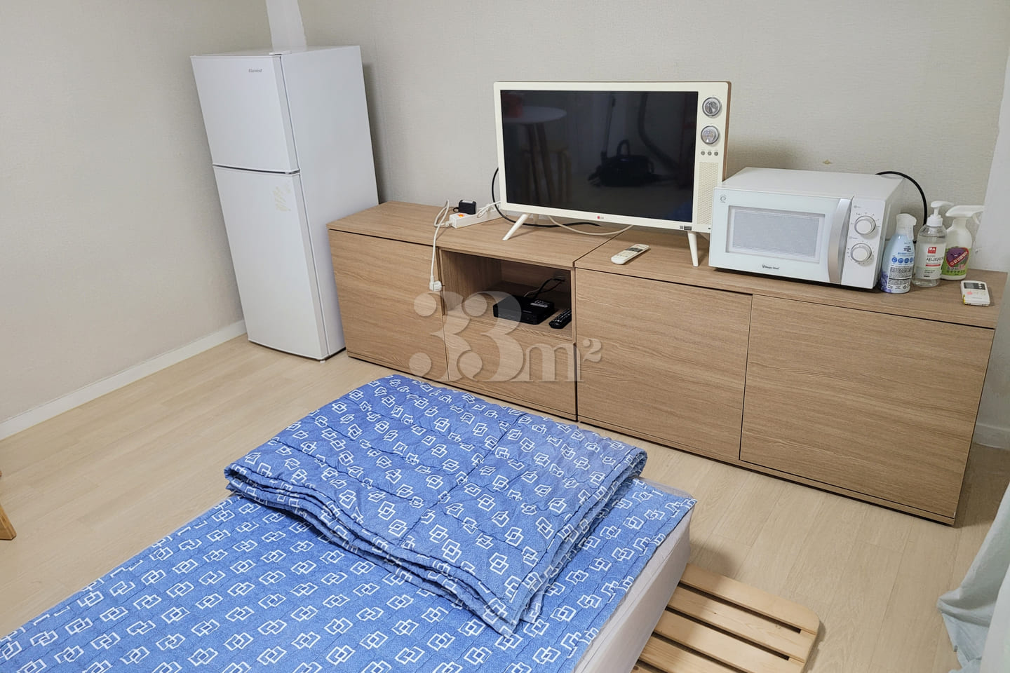 Fully furnished luxury studio apartment near  1th image