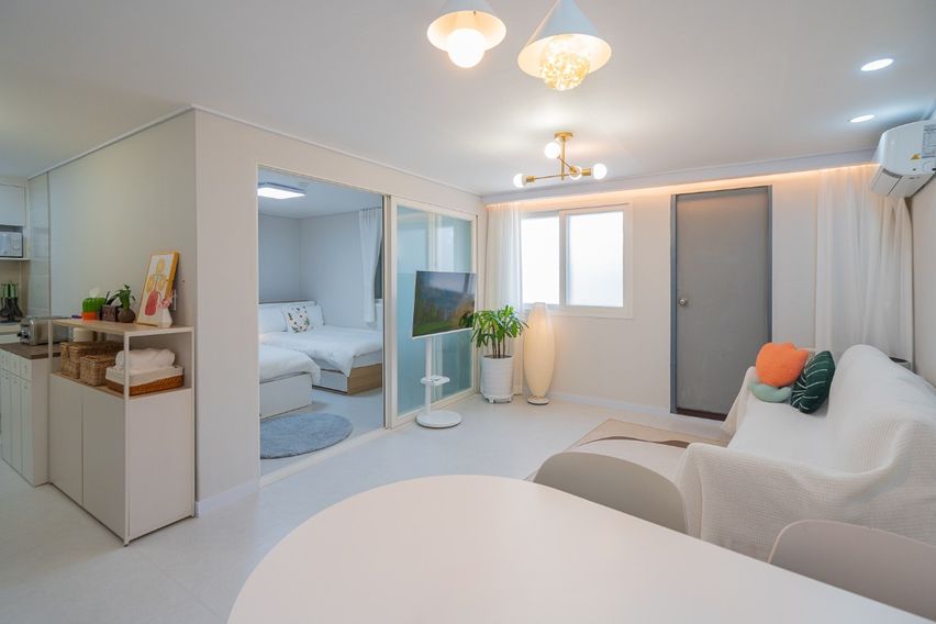 Dongdaemun, 2-minute walk, 3-room apartment w 1th image