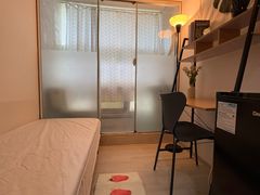 Studio with an exterior window, Unit 323 1th image