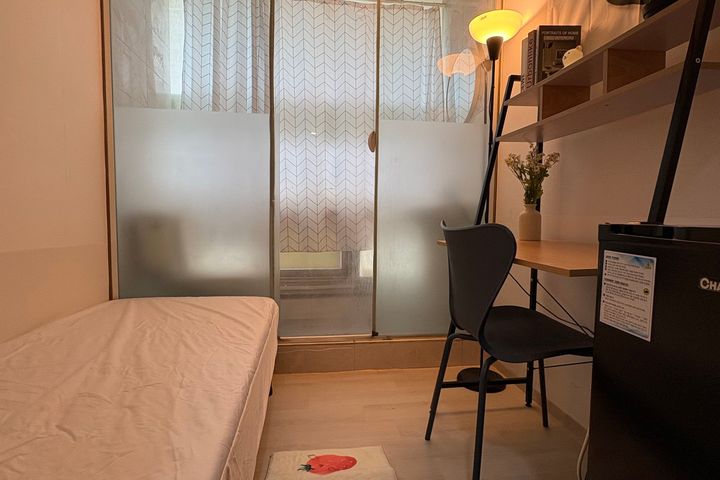 Studio with an exterior window, Unit 323 1th image