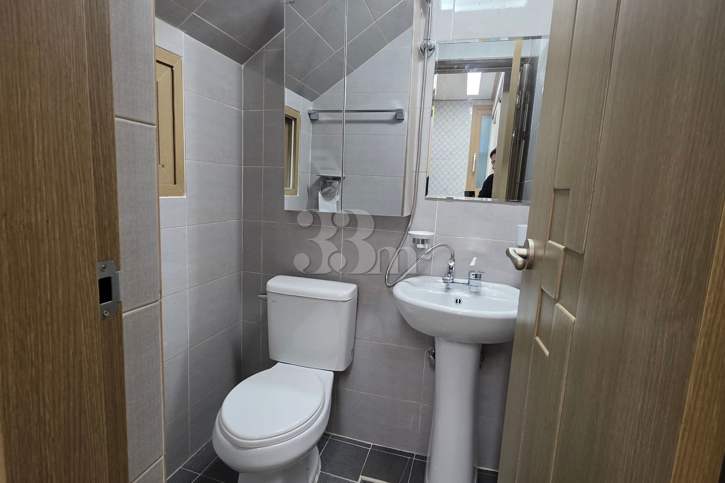 Refurbished studio apartment 4th image