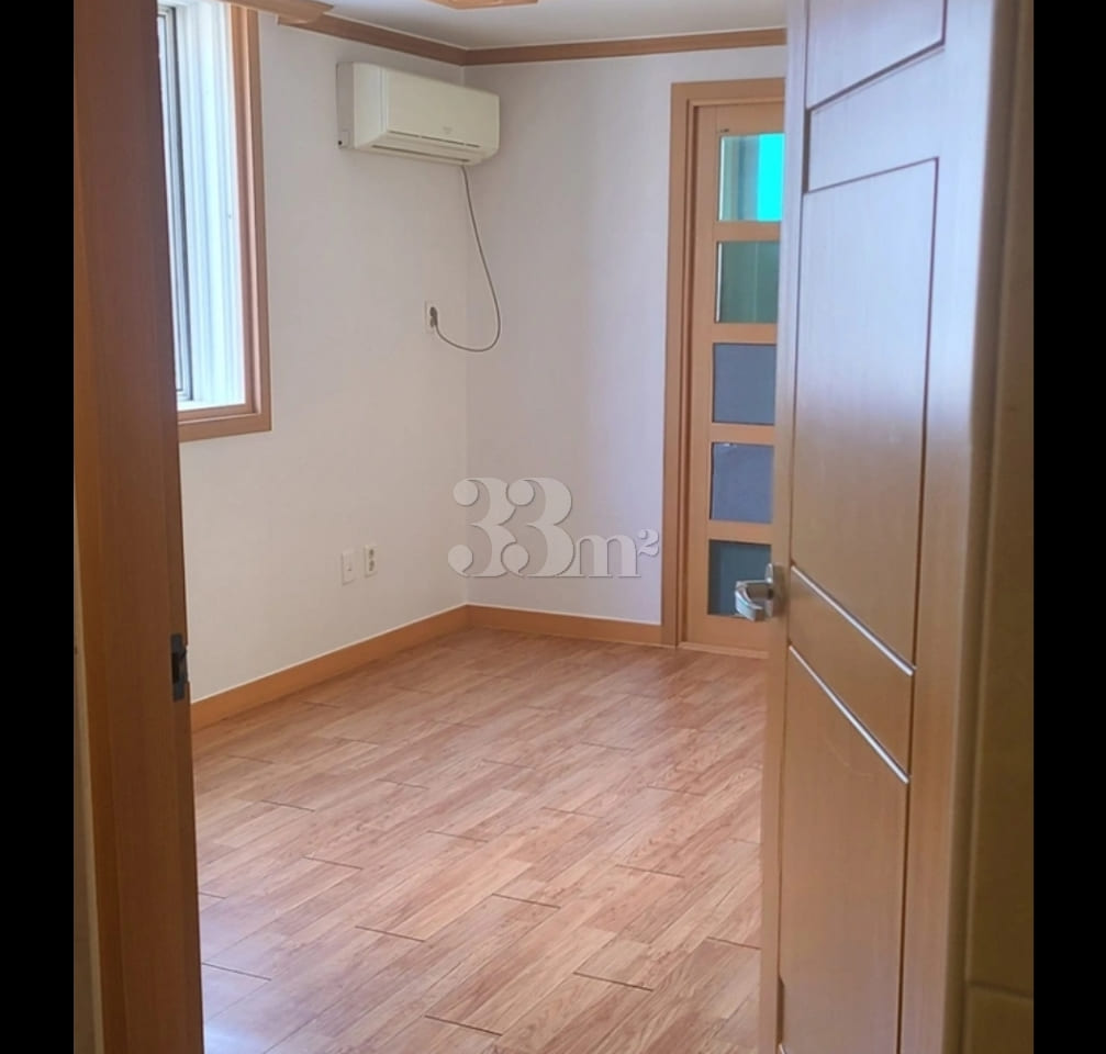 Bright studio apartment in Cheongdang-dong 2th image