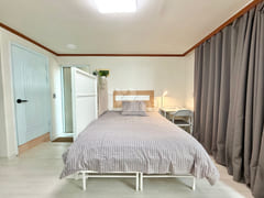 Spacious accommodation in Yeongdeungpo 1th image