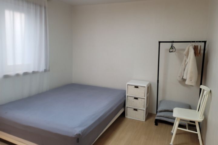 4. Fully renovated, 2 rooms with good natural 12th image
