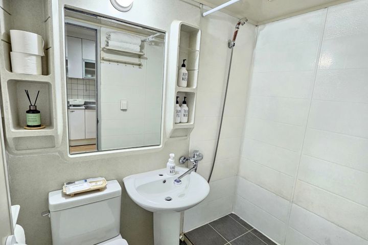 Merry Home #Fully Furnished #Free Parking 5th image