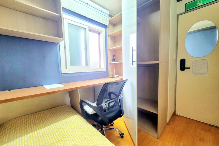 Mini Room with Window 502 0th image
