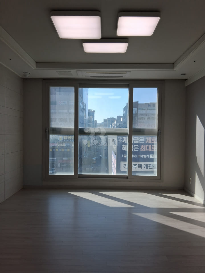 A spacious home created by combining two room 방 이미지