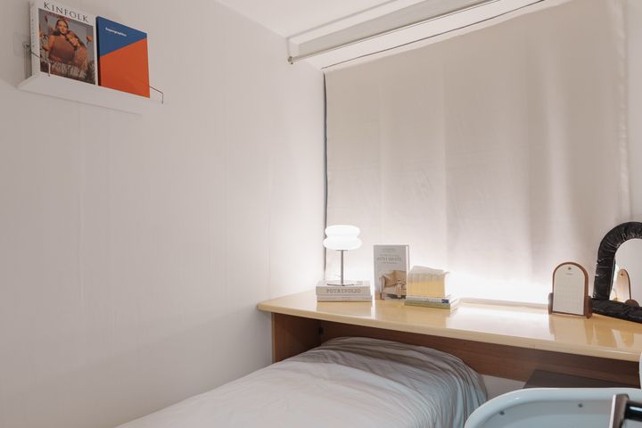 Room 402 6th image