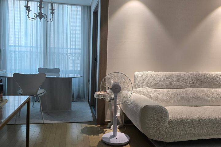 Comfortable room with hotel-style interior 0th image