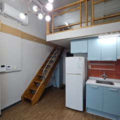 채광 좋고 넓은 복층 방 이미지