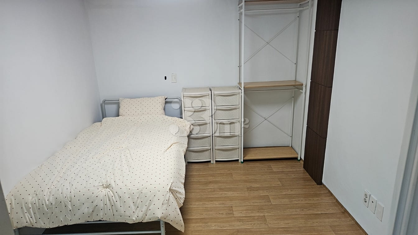 Sun-drenched Two-Room Unit 0th image