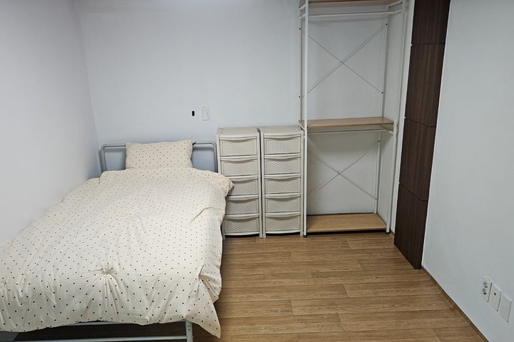 Sun-drenched Two-Room Unit 0th image