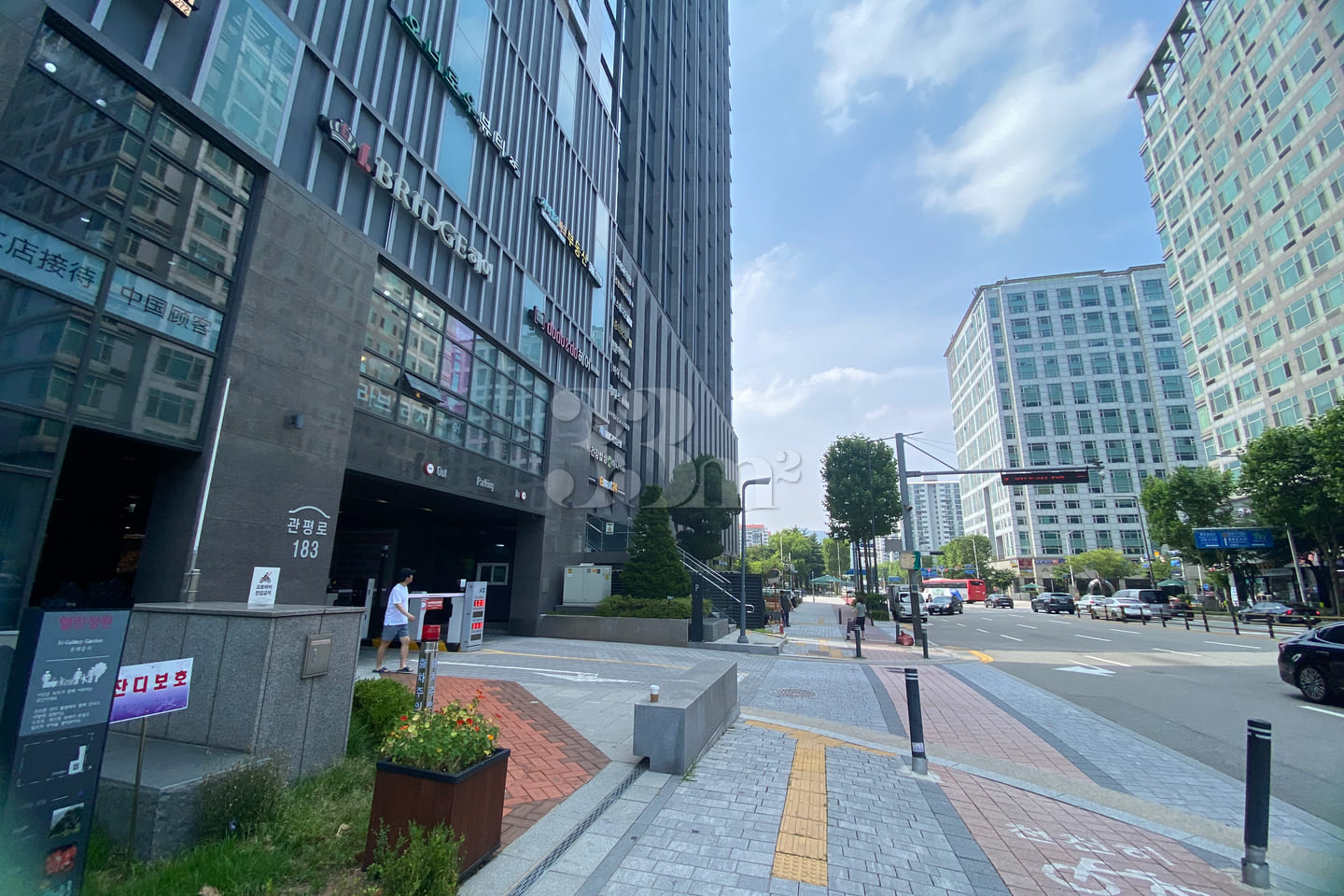 🌈 High-end Parking at an Unbeatable Price 13th image