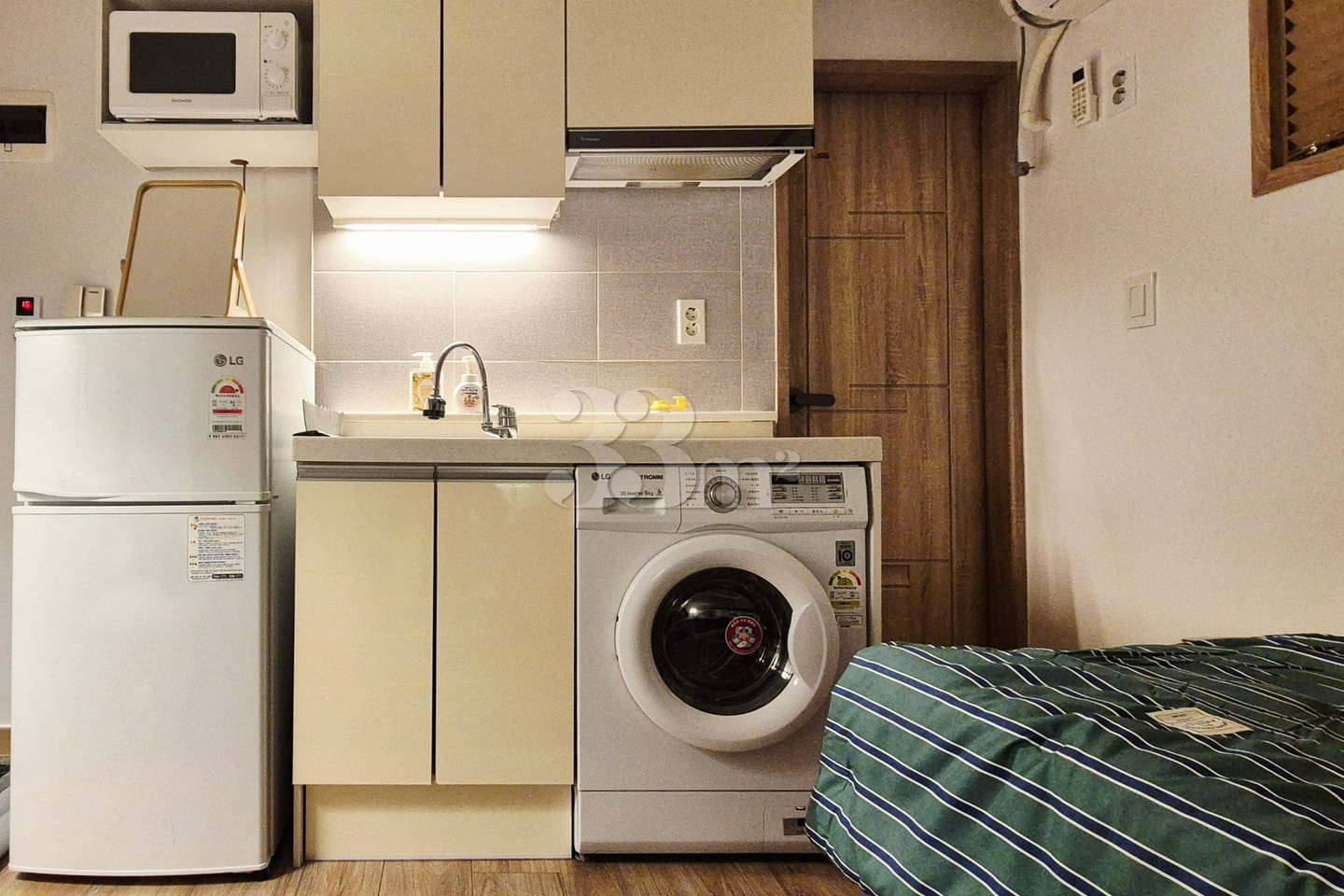 Clean, fully furnished 3-room apartment near 6th image