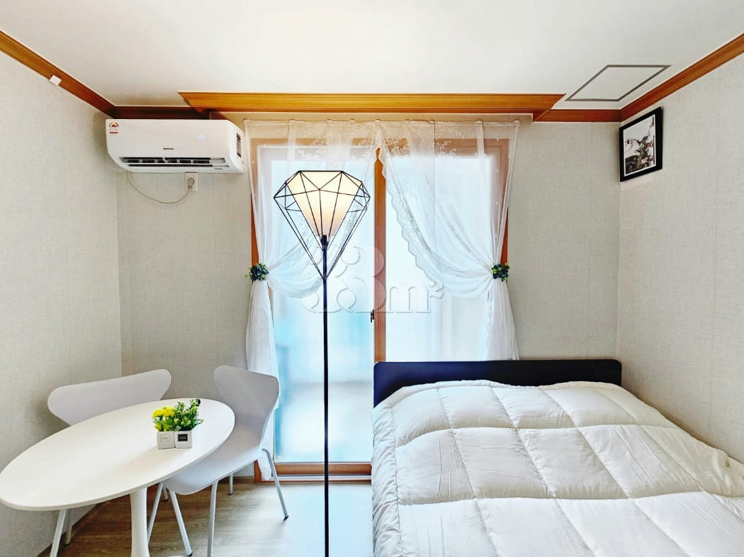 Fully furnished studio apartment near the cou 4th image