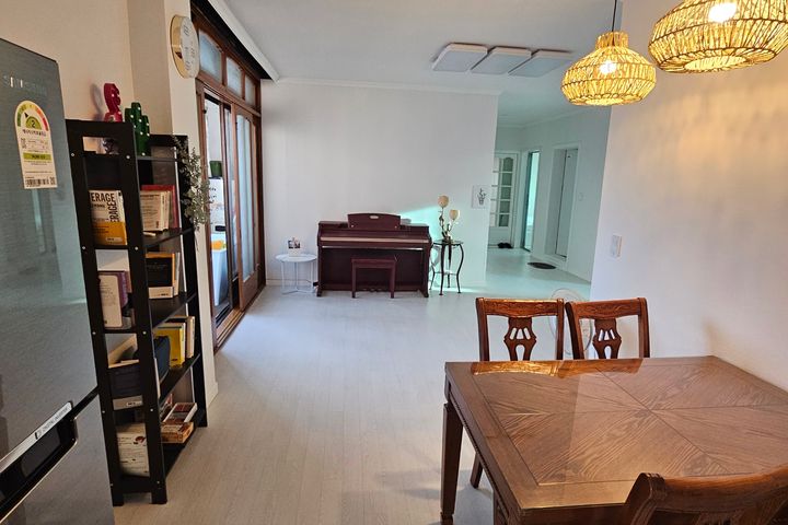 Room 1 10th image