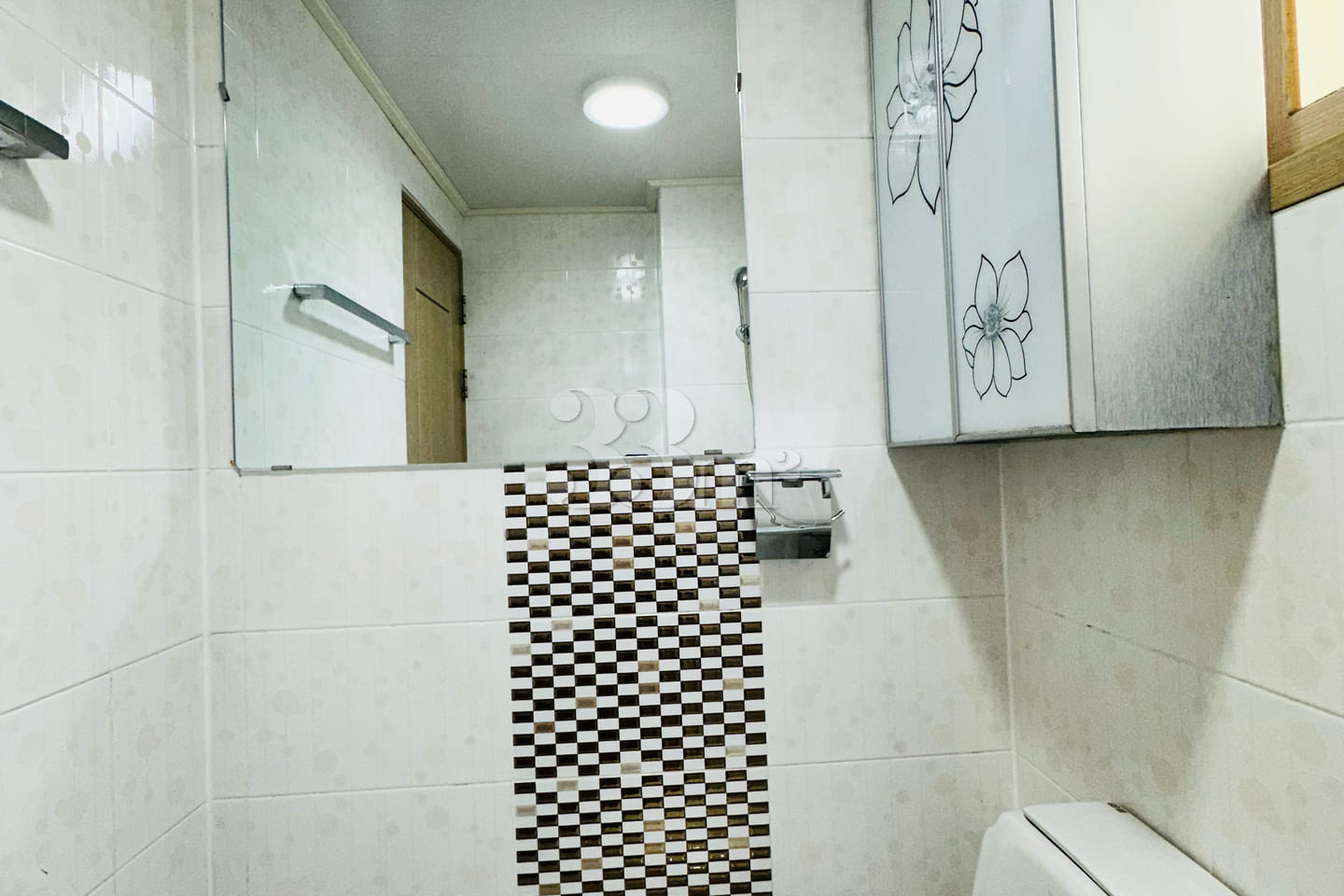 Fully furnished studio apartment near the cen 9th image