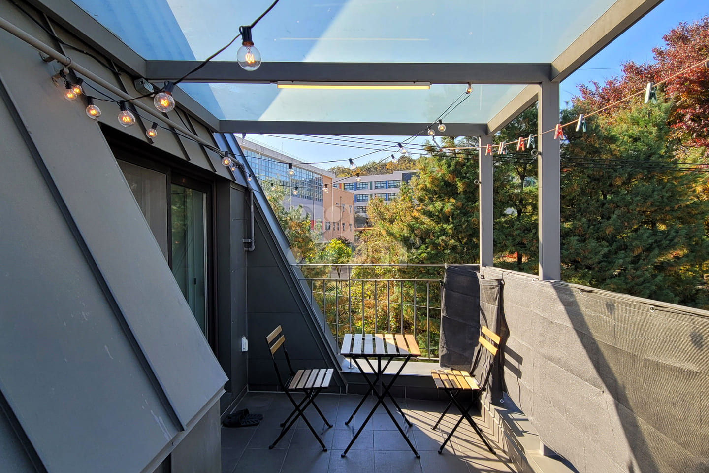 Top-floor unit overlooking the lake park [adj 8th image