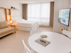 1 minute from Hongdae Station ❤️ Spacious and 1th image