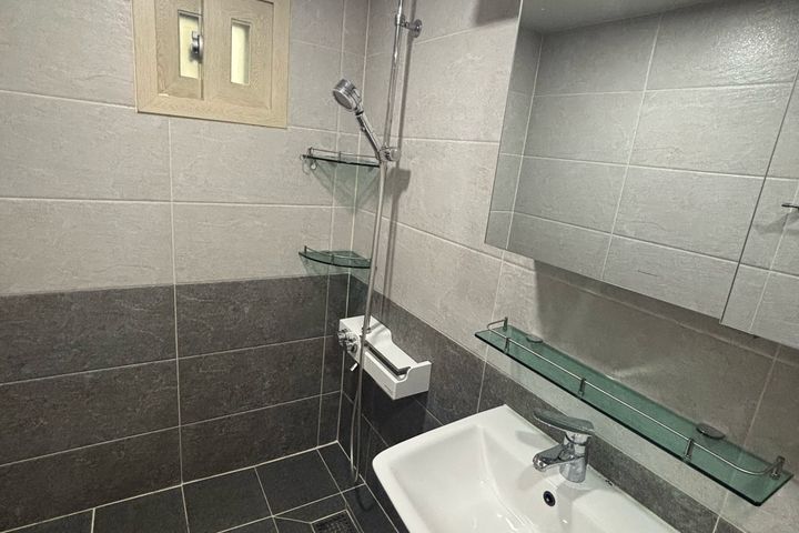 Spacious two-bedroom apartment in Sillim-dong 4th image